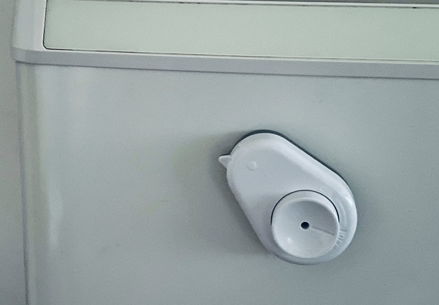 ダイソー　たまごのプッチン穴あけ器　モノトーンのひよこ