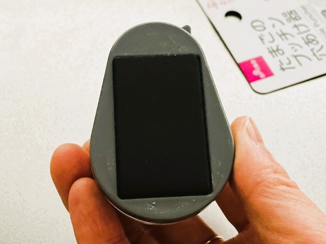 ダイソー　たまごのプッチン穴あけ器　マグネット付きで冷蔵庫に貼れる
