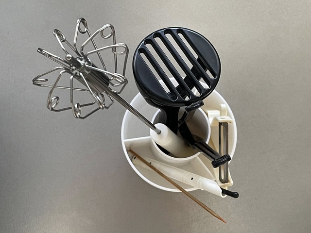 ダイソー　回転できる収納ケース　調理道具の収納にも