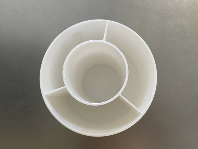 ダイソー　回転できる収納ケース　収納スペースは4つ