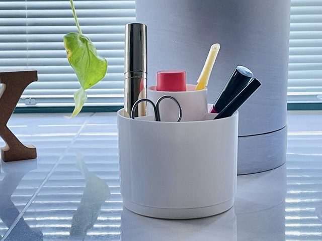 ダイソー　回転できる収納ケース　メイク用品の収納に