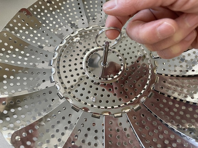 ダイソー　ステンレス折りたたみ蒸し器　持ち手がある