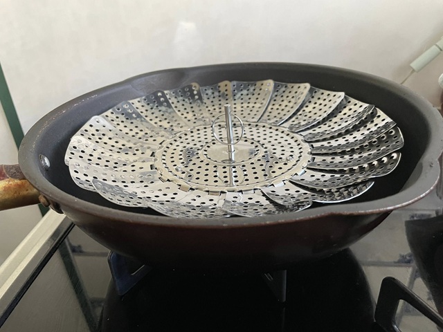 ダイソー　ステンレス折りたたみ蒸し器　使い方　ステンレス折りたたみ蒸し器を鍋やフライパンの中に置く