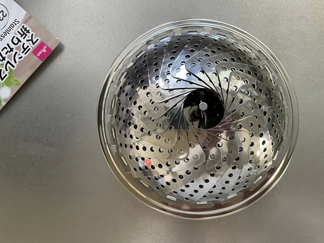 ダイソー　ステンレス折りたたみ蒸し器　コンパクト