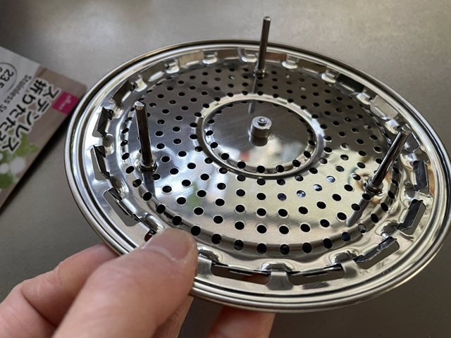 ダイソー　ステンレス折りたたみ蒸し器　約2.7cmの脚付きで安定感も◎