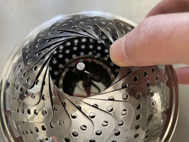 ダイソー　ステンレス折りたたみ蒸し器　鍋のサイズに合わせて調整できる