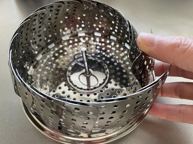 ダイソー　ステンレス折りたたみ蒸し器　少量にぴったり