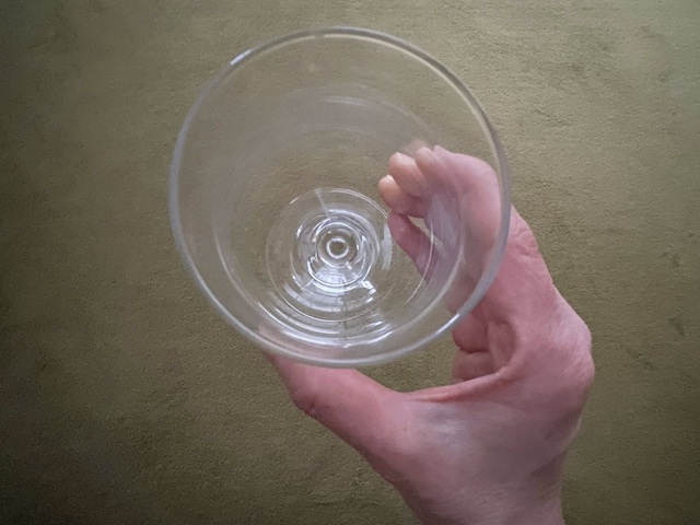 ダイソー　赤ワイングラス　飲み口が少し開いたチューリップ型