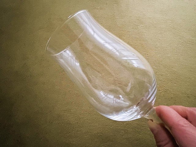 ダイソー　赤ワイングラス　軽くて扱いやすいソーダガラス製