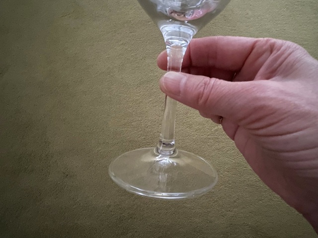 ダイソー　赤ワイングラス　長めのステム