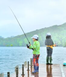 釣りをする親子