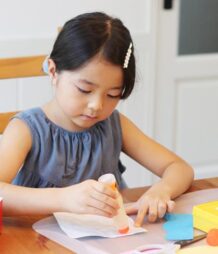 海苔を使って工作する子供