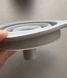 ダイソー　シリコーン折りたたみジョウゴ　収納しやすい